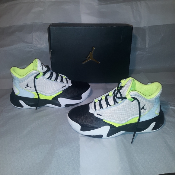 Jordan Max Aura 4 Sneakers, Brand NEW with  Box 7Y = Women 8.5 = Men 7 - Picture 1 of 11
